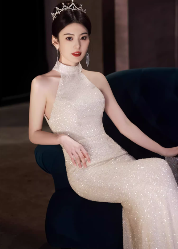 Robe de soirée glamour en tissu scintillant champagne à sequins, col halter et plumes DP7468