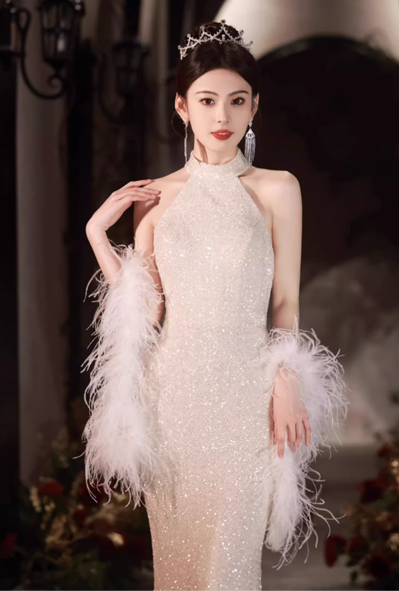 Robe de soirée glamour en tissu scintillant champagne à sequins, col halter et plumes DP7468