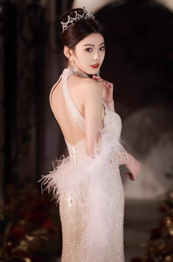 Robe de soirée glamour en tissu scintillant champagne à sequins, col halter et plumes DP7468