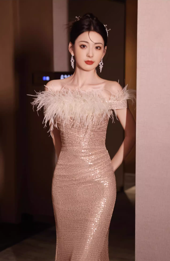 Robe de soirée glamour rose doré à sequins, fourreau, plumes, épaules dénudées et fente haute DP7483