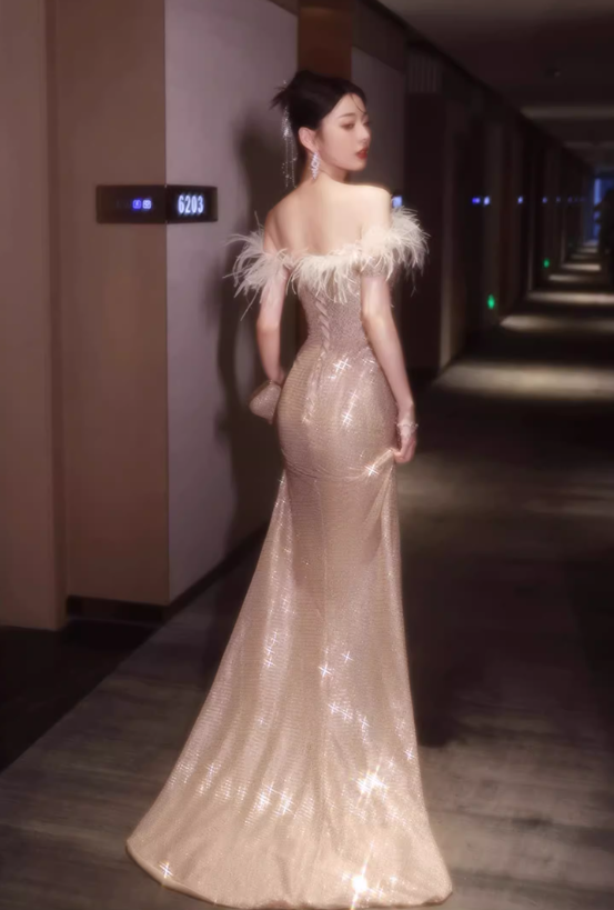 Robe de soirée glamour rose doré à sequins, fourreau, plumes, épaules dénudées et fente haute DP7483