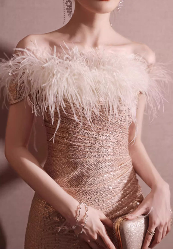 Robe de soirée glamour rose doré à sequins, fourreau, plumes, épaules dénudées et fente haute DP7483