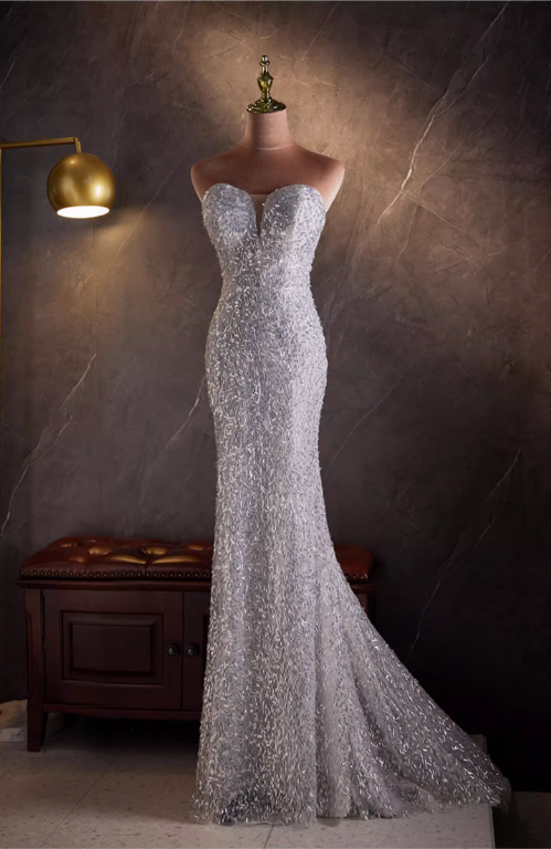 Robe de soirée sirène glamour argentée à sequins, plumes et châle en fourrure, décolleté cœur DP7495