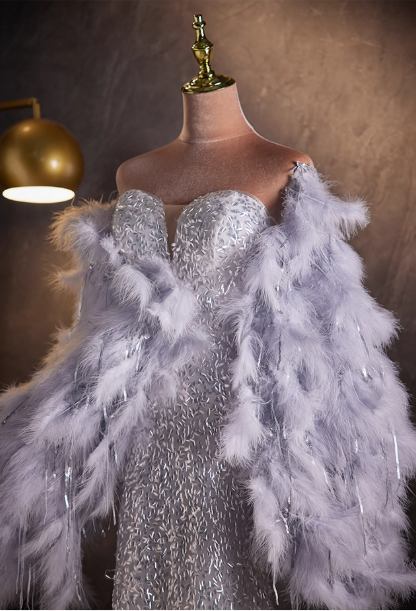 Robe de soirée sirène glamour argentée à sequins, plumes et châle en fourrure, décolleté cœur DP7495