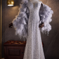 Robe de soirée sirène glamour argentée à sequins, plumes et châle en fourrure, décolleté cœur DP7495