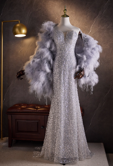 Robe de soirée sirène glamour argentée à sequins, plumes et châle en fourrure, décolleté cœur DP7495