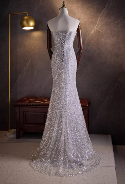 Robe de soirée sirène glamour argentée à sequins, plumes et châle en fourrure, décolleté cœur DP7495