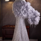 Robe de soirée sirène glamour argentée à sequins, plumes et châle en fourrure, décolleté cœur DP7495