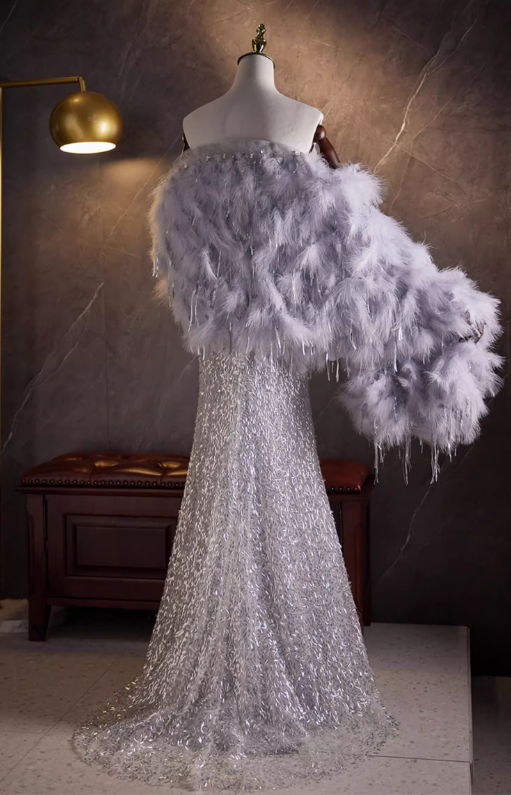 Robe de soirée sirène glamour argentée à sequins, plumes et châle en fourrure, décolleté cœur DP7495