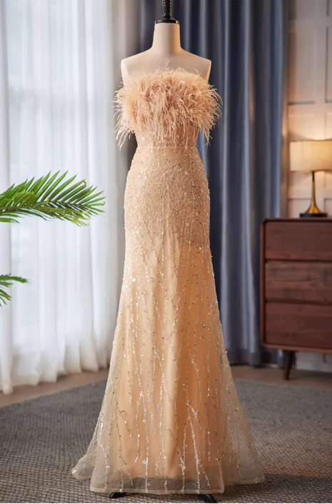 Robe de soirée fourreau sans bretelles à sequins champagne et plumes d'autruche DP7497