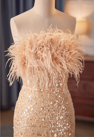Robe de soirée fourreau sans bretelles à sequins champagne et plumes d'autruche DP7497