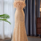 Robe de soirée fourreau sans bretelles à sequins champagne et plumes d'autruche DP7497