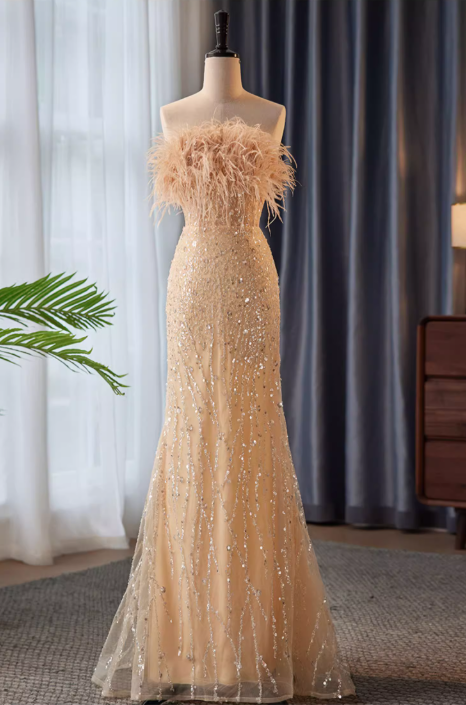 Robe de soirée fourreau sans bretelles à sequins champagne et plumes d'autruche DP7497