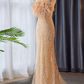 Robe de soirée fourreau sans bretelles à sequins champagne et plumes d'autruche DP7497