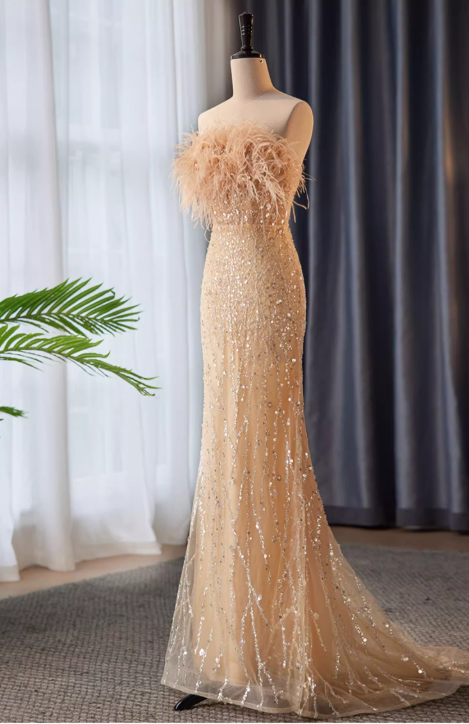 Robe de soirée fourreau sans bretelles à sequins champagne et plumes d'autruche DP7497