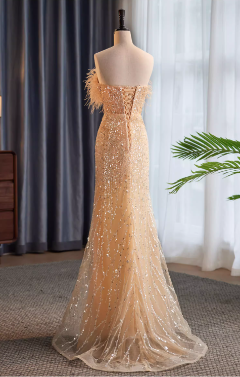 Robe de soirée fourreau sans bretelles à sequins champagne et plumes d'autruche DP7497