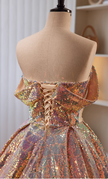 Elegantes, schillerndes, holografisches Paillettenkleid mit schulterfreiem Herzausschnitt für Sweet 16 Quinceañera DP7501