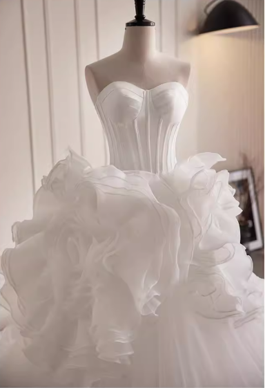 Elegant White Organza Ruffled Strapless Sweetheart Tulle Wedding Dress DP7503