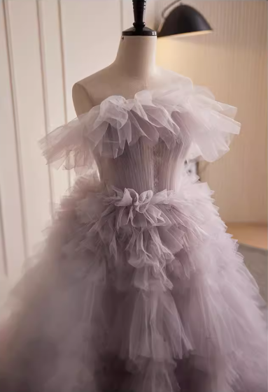 Elegantes, lilafarbenes, mehrlagiges, gerüschtes Tüll-Ballkleid mit schulterfreiem Ausschnitt für den 16. Geburtstag (Quinceañera) DP7506