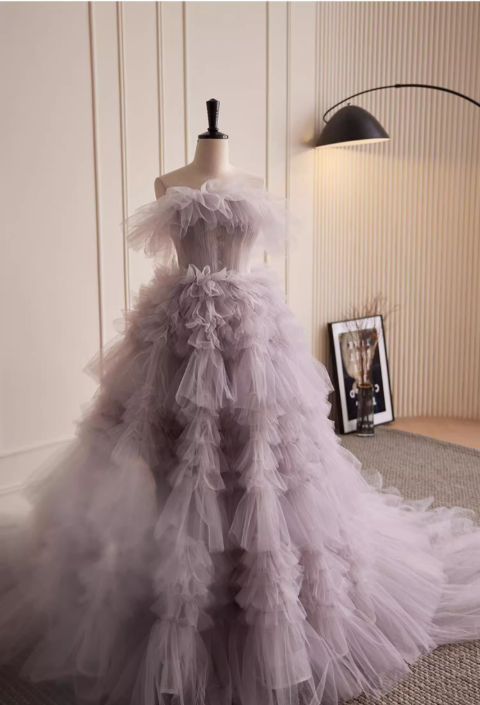 Elegantes, lilafarbenes, mehrlagiges, gerüschtes Tüll-Ballkleid mit schulterfreiem Ausschnitt für den 16. Geburtstag (Quinceañera) DP7506