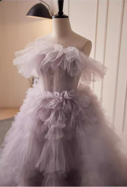 Elegantes, lilafarbenes, mehrlagiges, gerüschtes Tüll-Ballkleid mit schulterfreiem Ausschnitt für den 16. Geburtstag (Quinceañera) DP7506