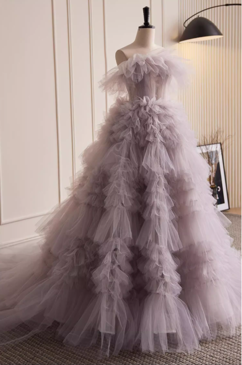 Elegantes, lilafarbenes, mehrlagiges, gerüschtes Tüll-Ballkleid mit schulterfreiem Ausschnitt für den 16. Geburtstag (Quinceañera) DP7506