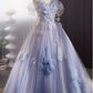 Elegantes hellblaues Tüll-Ballkleid mit schulterfreiem Ausschnitt, Schleife und 3D-Blumenmuster für Sweet 16 Quinceañera DP7510