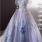 Elegantes hellblaues Tüll-Ballkleid mit schulterfreiem Ausschnitt, Schleife und 3D-Blumenmuster für Sweet 16 Quinceañera DP7510