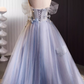 Elegantes hellblaues Tüll-Ballkleid mit schulterfreiem Ausschnitt, Schleife und 3D-Blumenmuster für Sweet 16 Quinceañera DP7510