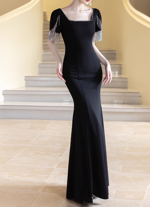 Elegantes schwarzes Etuikleid mit Perlenfransen und kurzen Ärmeln für den Abschlussball DP7519