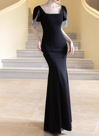 Elegantes schwarzes Etuikleid mit Perlenfransen und kurzen Ärmeln für den Abschlussball DP7519