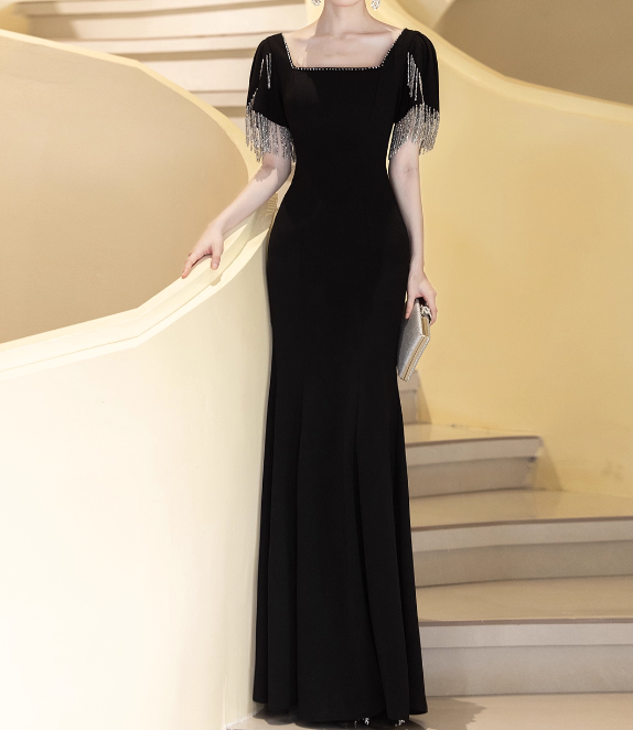 Elegantes schwarzes Etuikleid mit Perlenfransen und kurzen Ärmeln für den Abschlussball DP7519