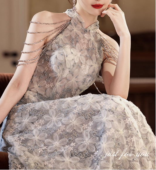 Elegantes hellblaues A-Linien-Abendkleid mit floraler Spitze, Neckholder und Kette DP7530