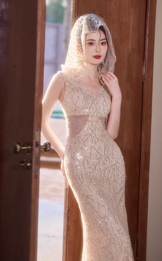 Elegantes champagnerfarbenes Pailletten-Etui-Abendkleid mit transparentem Cut-out, funkelndem Schleier und V-Ausschnitt DP7540