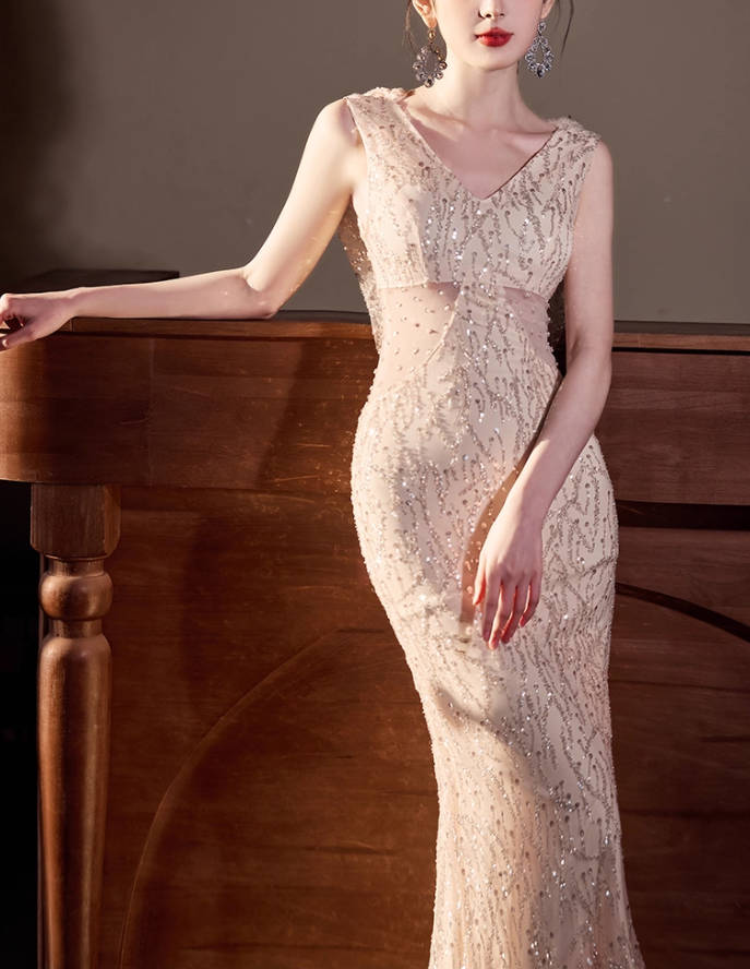 Elegantes champagnerfarbenes Pailletten-Etui-Abendkleid mit transparentem Cut-out, funkelndem Schleier und V-Ausschnitt DP7540