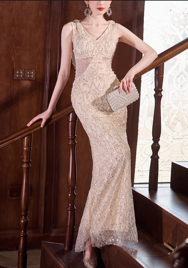 Elegantes champagnerfarbenes Pailletten-Etui-Abendkleid mit transparentem Cut-out, funkelndem Schleier und V-Ausschnitt DP7540