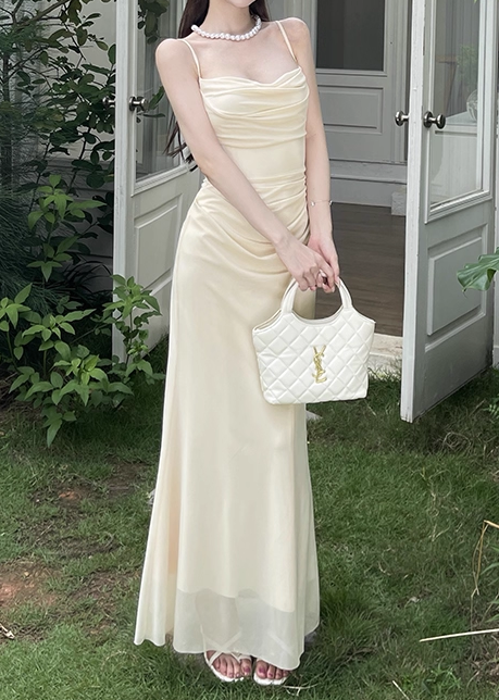 Vintage cremeweißes Satin-Maxikleid mit Spaghettiträgern, Raffungen und Etui-Schnitt, DP7562