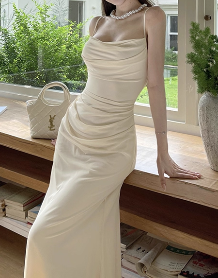 Vintage cremeweißes Satin-Maxikleid mit Spaghettiträgern, Raffungen und Etui-Schnitt, DP7562