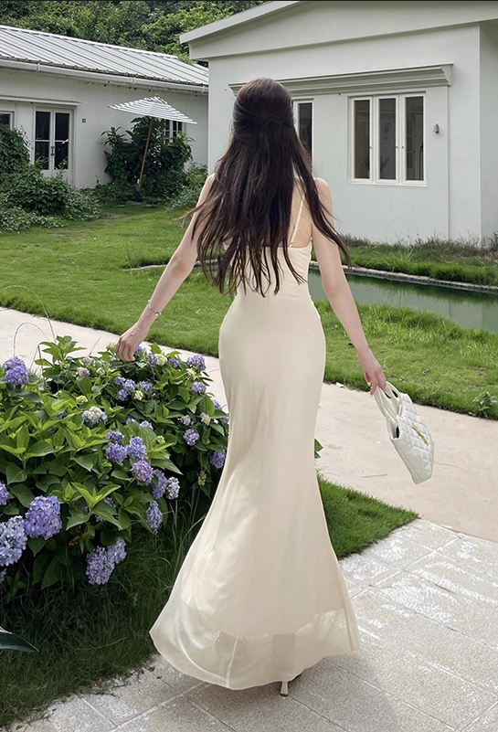 Vintage cremeweißes Satin-Maxikleid mit Spaghettiträgern, Raffungen und Etui-Schnitt, DP7562