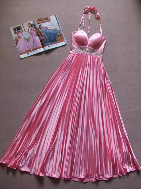 Robe de soirée glamour rose fuchsia à col halter ornée de perles, robe de bal plissée en satin DP7604