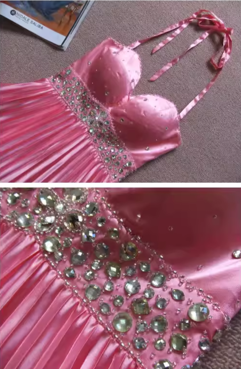 Glamouröses, pinkfarbenes Abendkleid mit Neckholder und Perlenbesatz, plissiert, aus Satin, DP7604