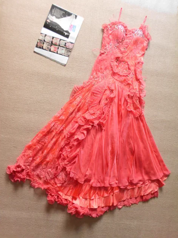 Leuchtend korallenfarbenes, gerüschtes Abendkleid mit verziertem Oberteil und Lagen aus Chiffon mit Spaghettiträgern, DP7605