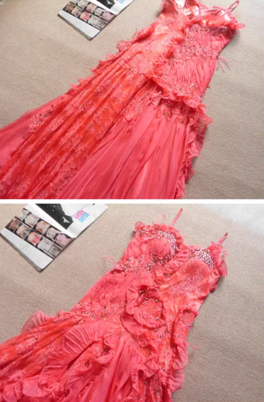 Leuchtend korallenfarbenes, gerüschtes Abendkleid mit verziertem Oberteil und Lagen aus Chiffon mit Spaghettiträgern, DP7605