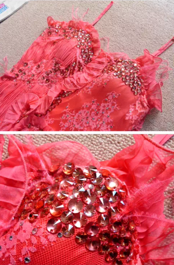 Leuchtend korallenfarbenes, gerüschtes Abendkleid mit verziertem Oberteil und Lagen aus Chiffon mit Spaghettiträgern, DP7605