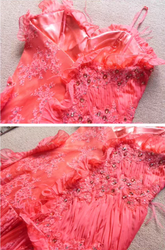 Leuchtend korallenfarbenes, gerüschtes Abendkleid mit verziertem Oberteil und Lagen aus Chiffon mit Spaghettiträgern, DP7605