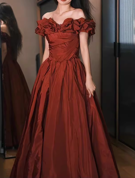 Vintage-Abendkleid aus burgunderrotem Satin mit schulterfreiem Ausschnitt und Rüschenoberteil, ideal für Sweet 15, Quinceañera oder andere festliche Anlässe (DP7636)