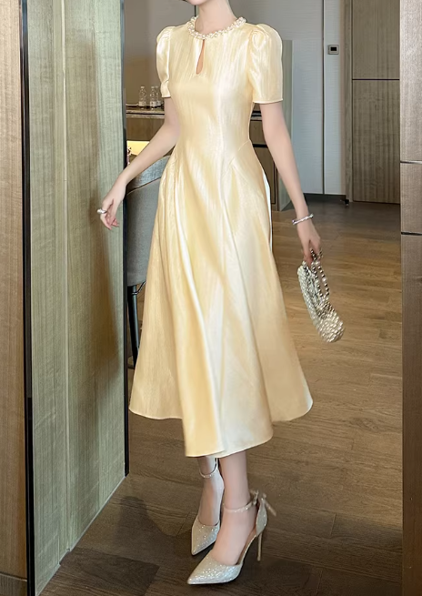 Glamouröses, hellgelbes Midi-Abendkleid mit Puffärmeln und Perlenbesatz am Ausschnitt (DP7694)