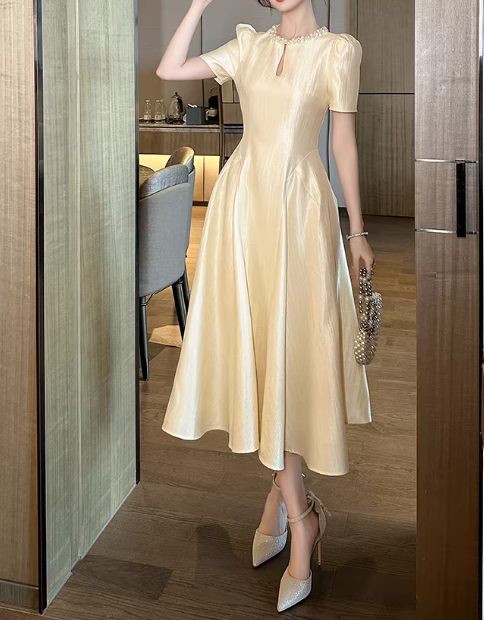 Glamouröses, hellgelbes Midi-Abendkleid mit Puffärmeln und Perlenbesatz am Ausschnitt (DP7694)