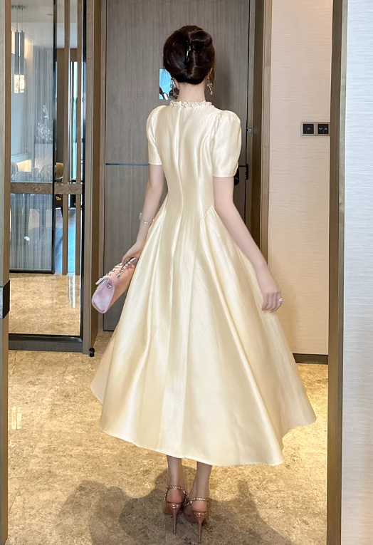 Glamouröses, hellgelbes Midi-Abendkleid mit Puffärmeln und Perlenbesatz am Ausschnitt (DP7694)