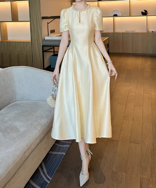 Glamouröses, hellgelbes Midi-Abendkleid mit Puffärmeln und Perlenbesatz am Ausschnitt (DP7694)